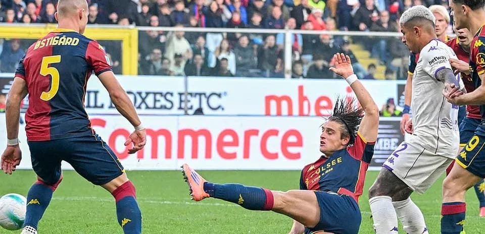 Genoa player challenging Fiorentina opponent during match