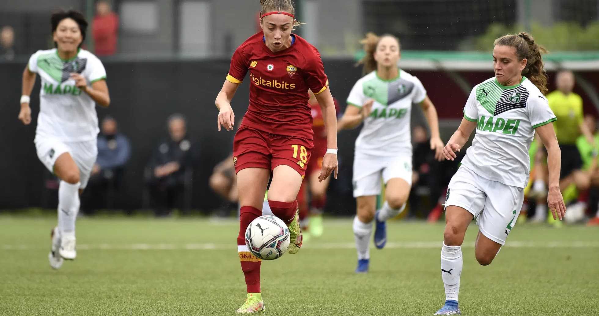 Roma W player dribbling the ball against Sassuolo W