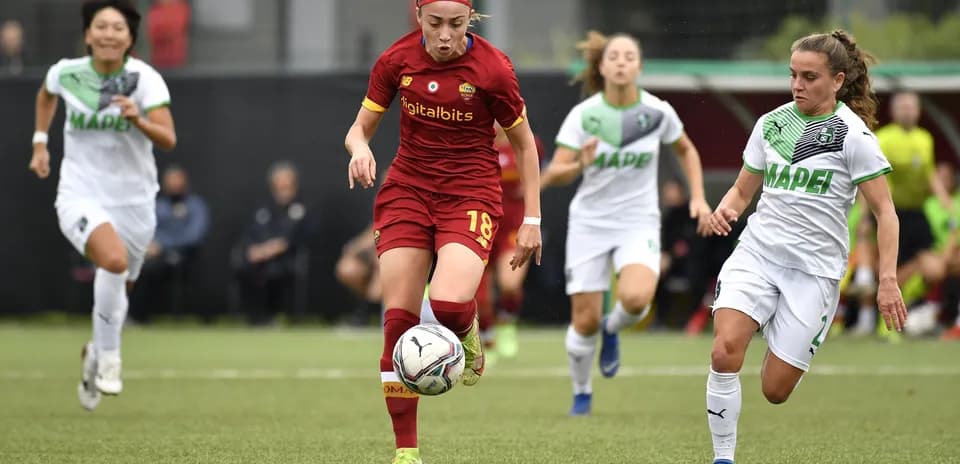 Roma W player dribbling the ball against Sassuolo W