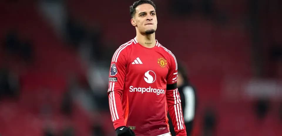Player in Manchester United kit celebrating on field