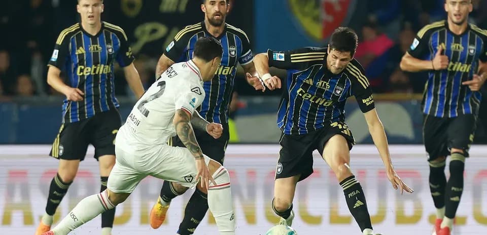 Players competing during Cremonese vs Pisa match