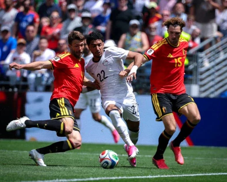 Players from Egypt and Belgium competing for the ball