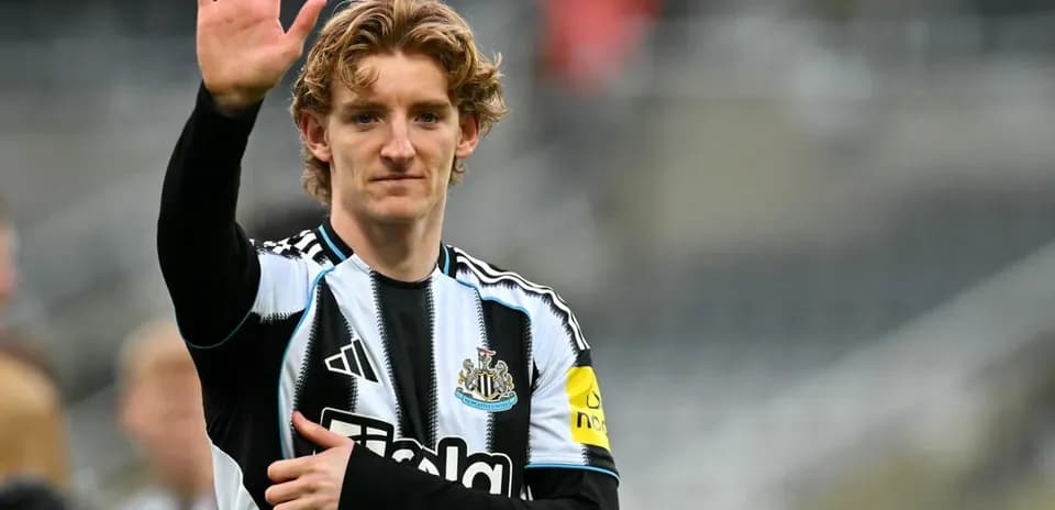 Newcastle player waving to the crowd