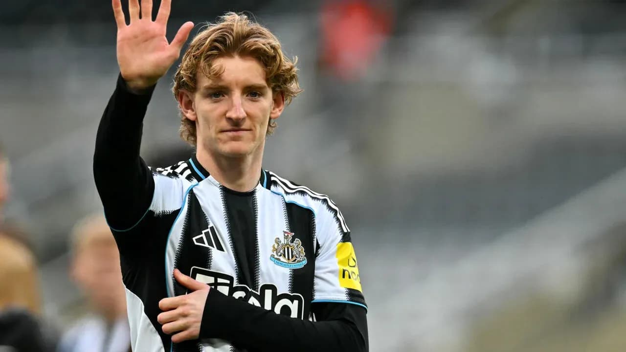Newcastle player waving to the crowd
