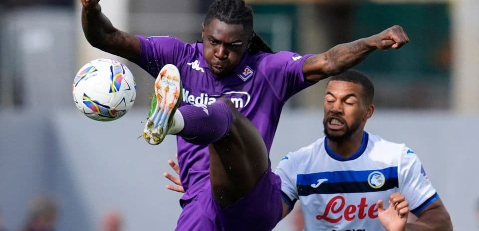 Fiorentina player kicking the ball during match