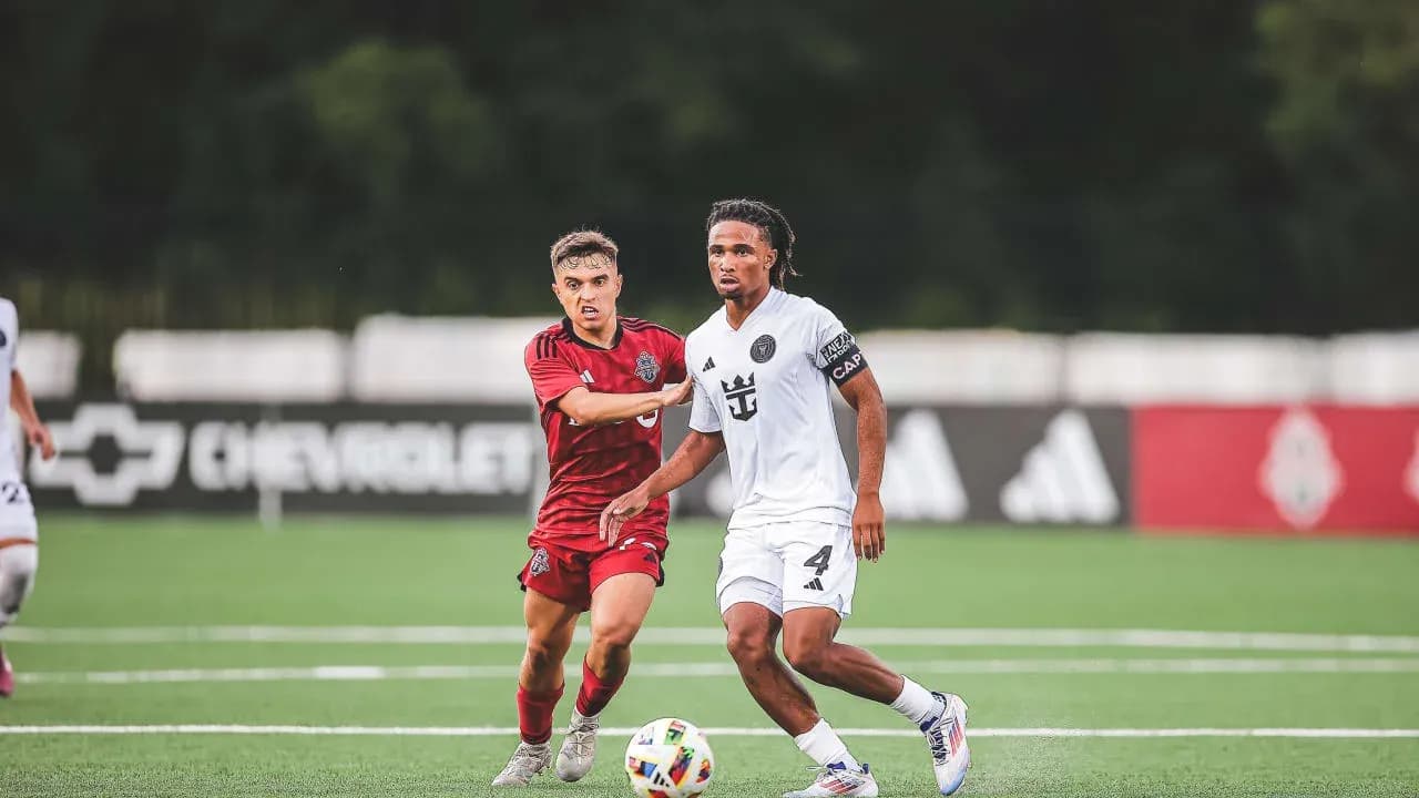 Inter Miami II player dribbling against Toronto II