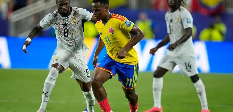 Colombian player dribbling past Ghanaian opponent