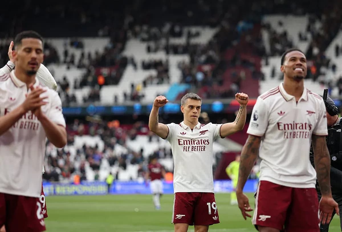 Arsenal players celebrating victory at West Ham