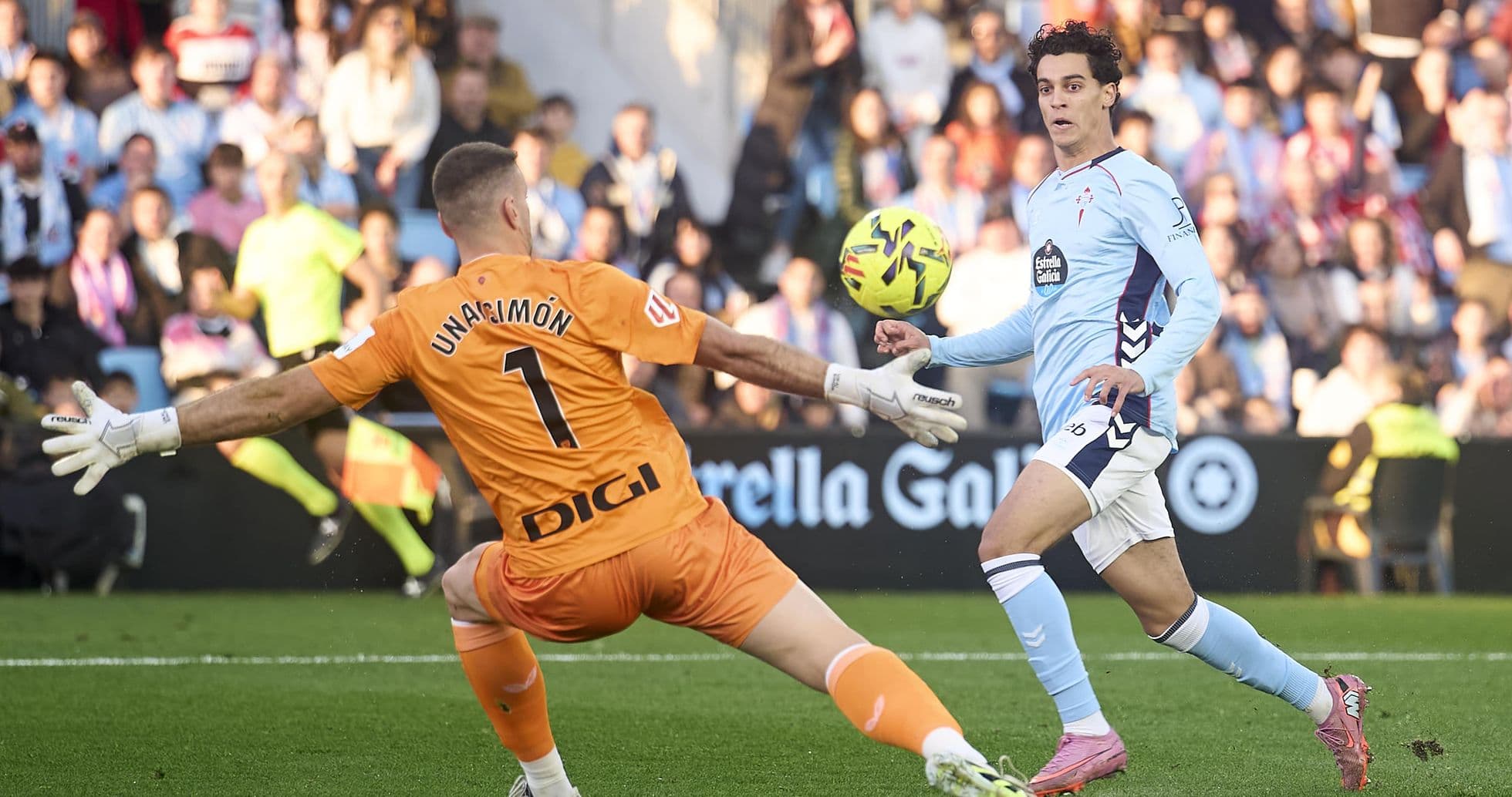 Celta Vigo player shooting on goal against Athletic Club