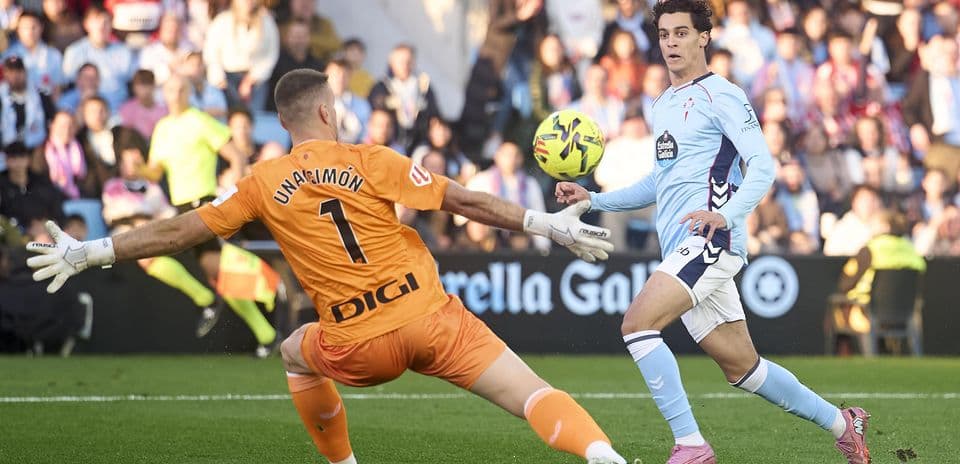 Celta Vigo player shooting on goal against Athletic Club