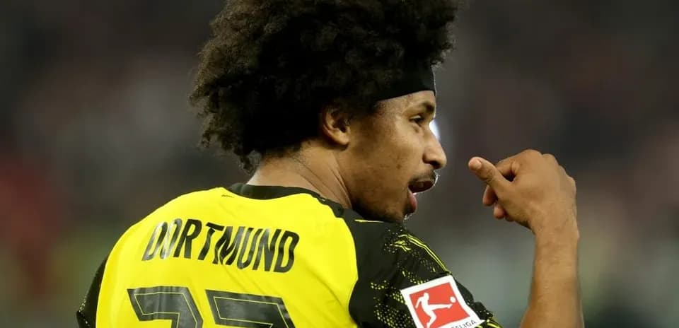 Player in Dortmund jersey celebrating during match