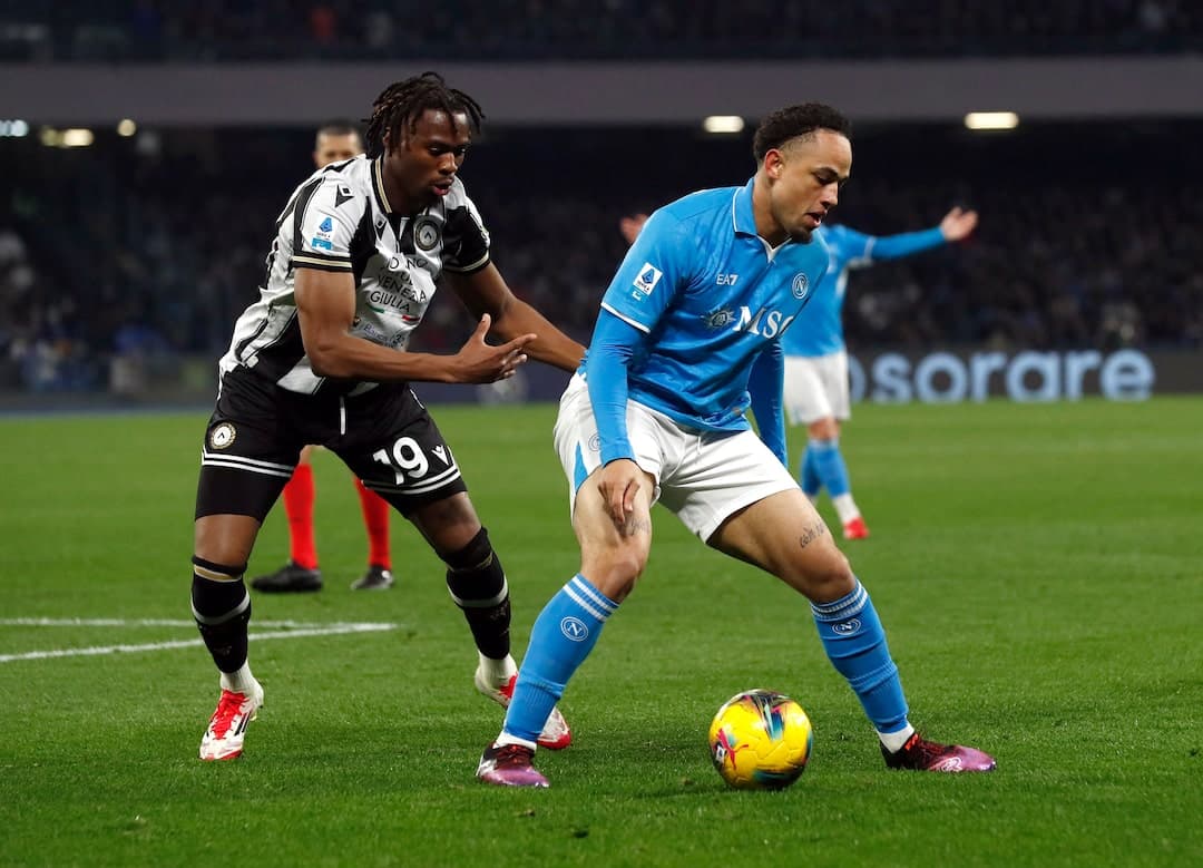 Napoli player dribbling against Udinese defender