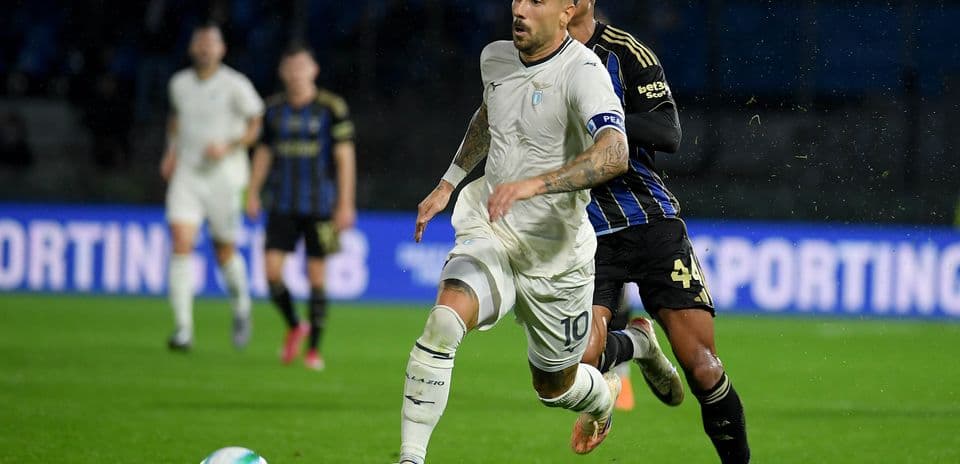 Lazio player dribbling past Pisa defender