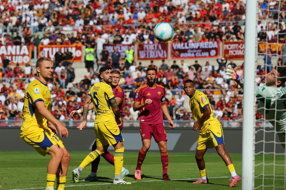 Players in action during Hellas Verona vs AS Roma