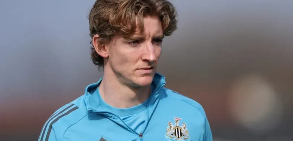 Player in Newcastle United training kit at practice