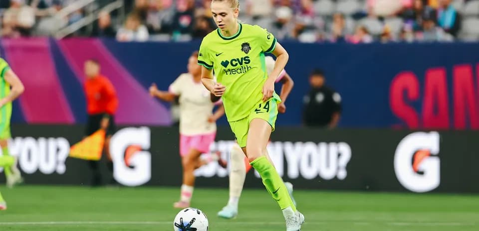 Seattle Reign FC player dribbling the ball