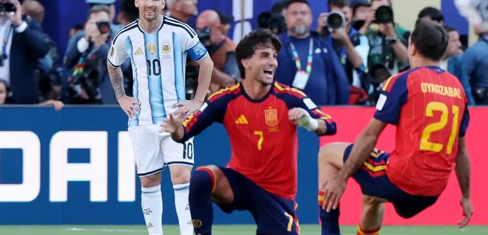 Messi smiling while Spain players celebrate