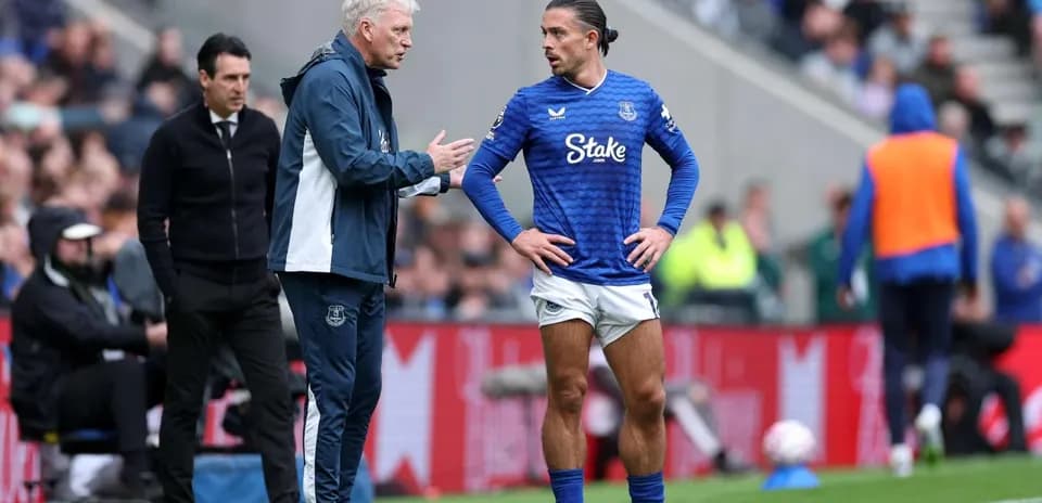 Everton manager instructing player during match