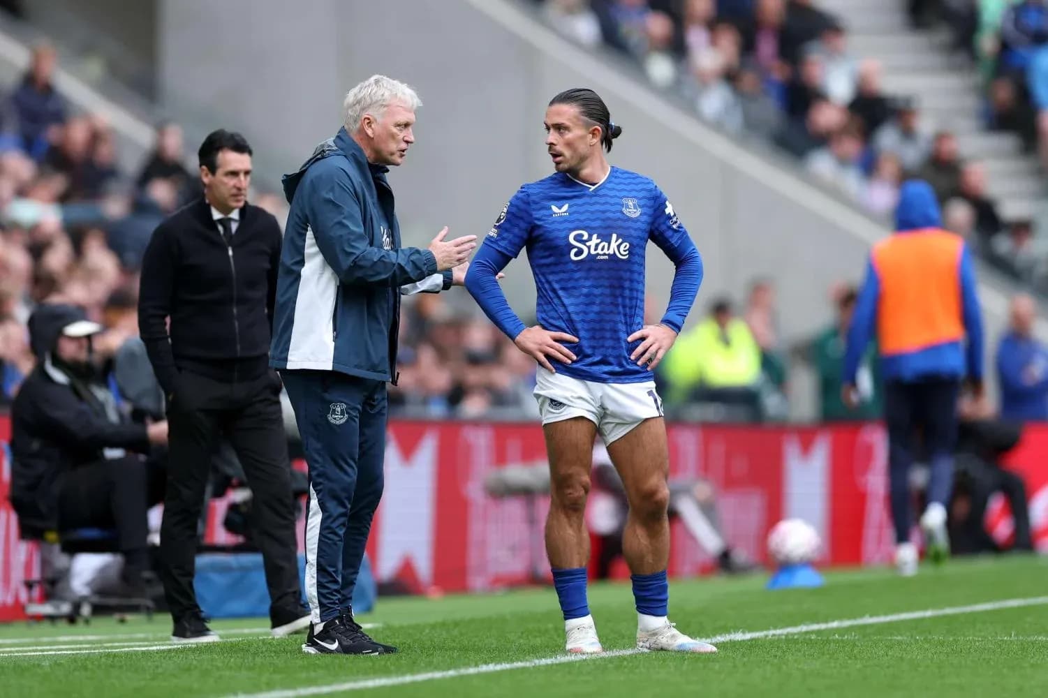 Everton manager instructing player during match