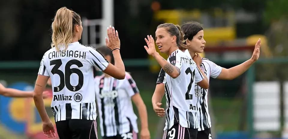 Juventus women celebrating during match