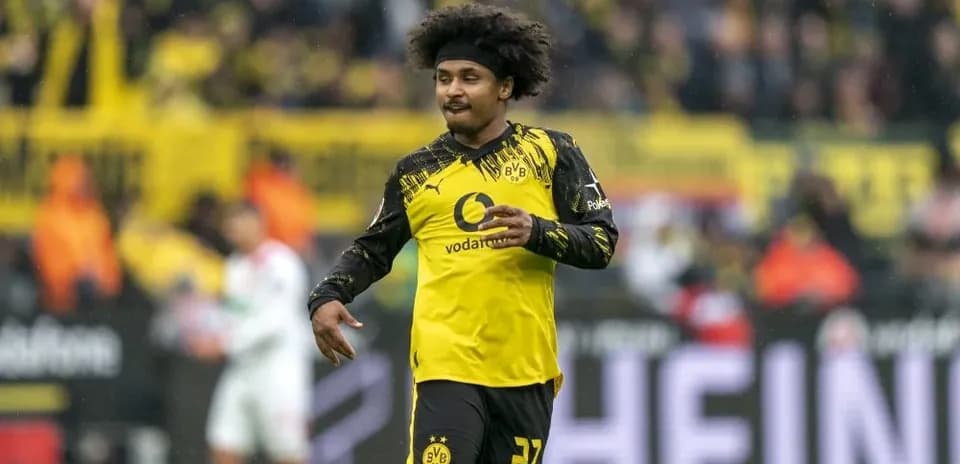 Player celebrating during match for Borussia Dortmund