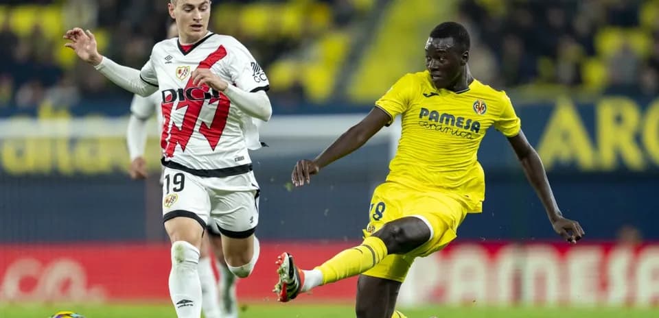 Rayo Vallecano and Villarreal players in action
