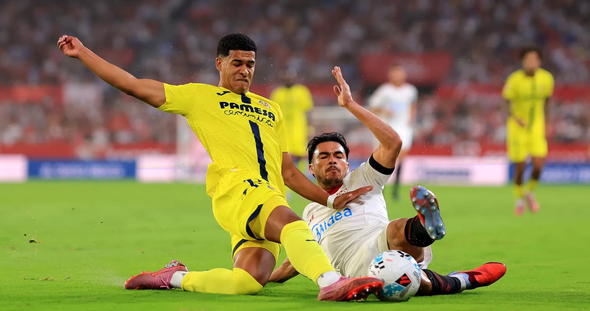 Villarreal and Sevilla players contesting the ball