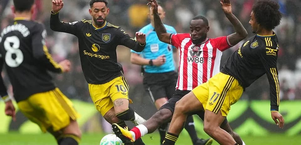 Sunderland player challenged by Manchester United players