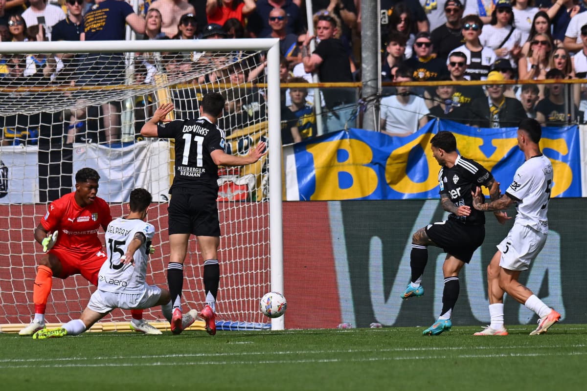Goalkeeper saving a shot during Como vs Parma match