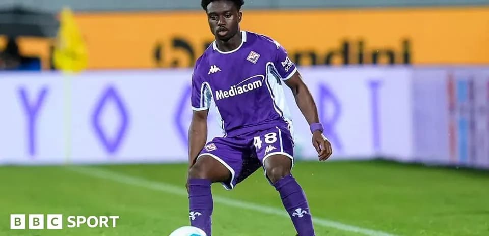 Fiorentina player in purple kit controlling the ball