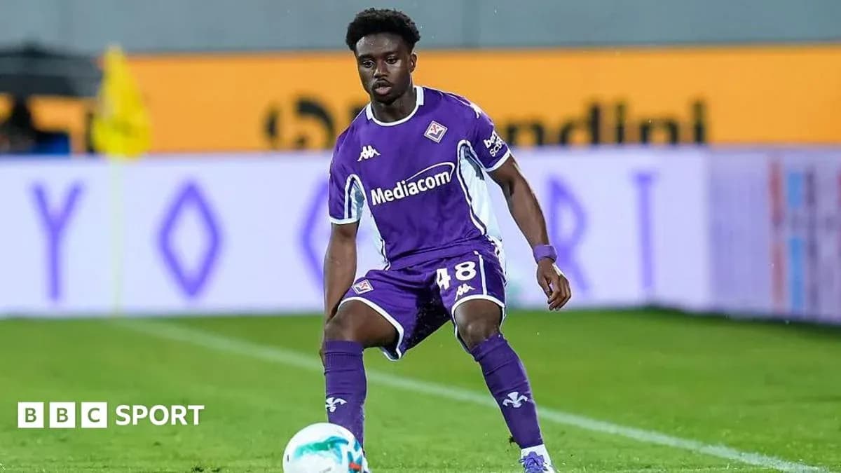 Fiorentina player in purple kit controlling the ball