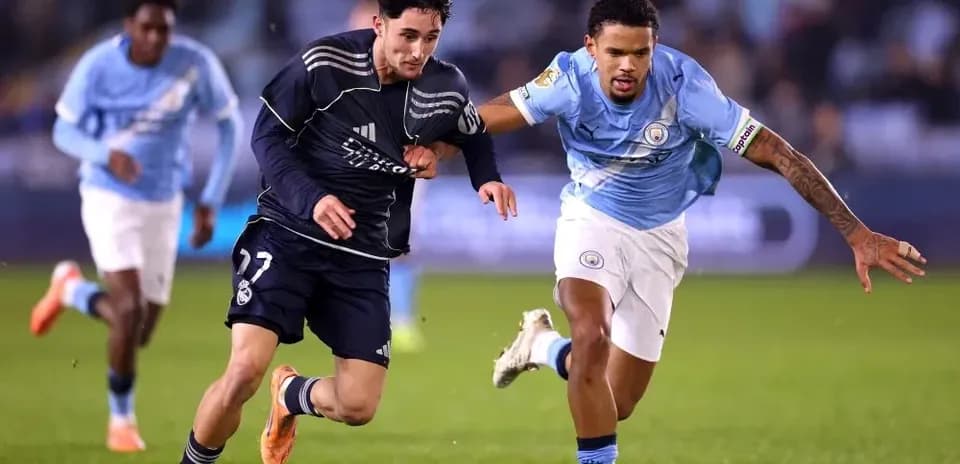 Real Madrid player sprinting past Manchester City defender