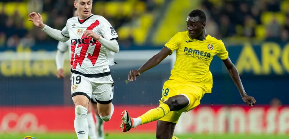 Rayo Vallecano player challenges Villarreal opponent