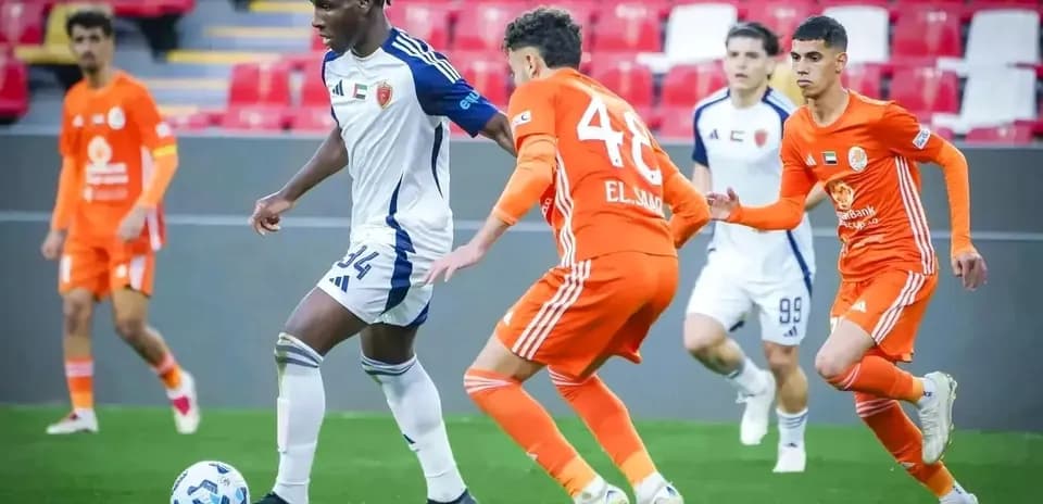 Players competing during Shabab Al-Ahli vs Bani Yas match