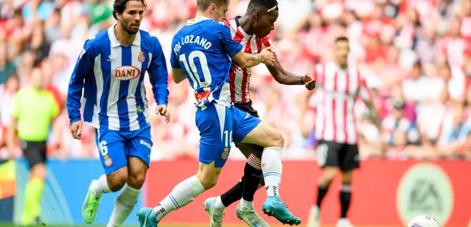 Pol Lozano challenging for the ball in La Liga match