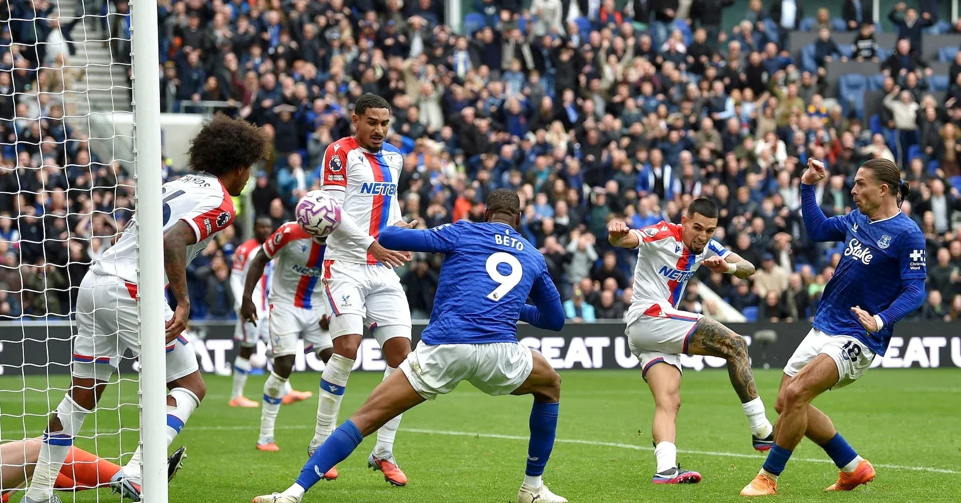 Crystal Palace players defending against Everton attack