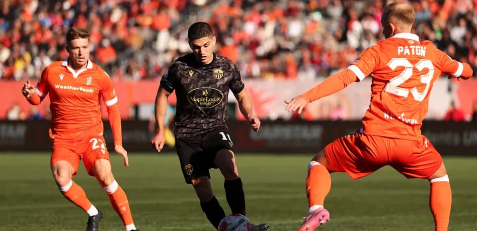 Players competing during Atlético Ottawa vs Forge match