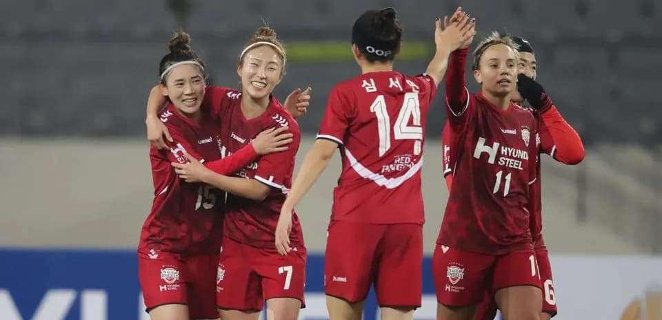 Players celebrating during WK-League match