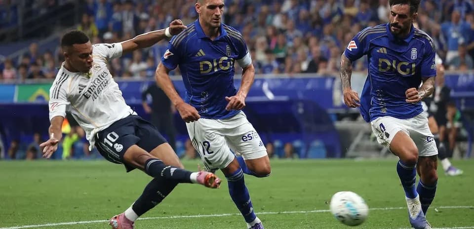 Real Madrid player taking a shot against Oviedo