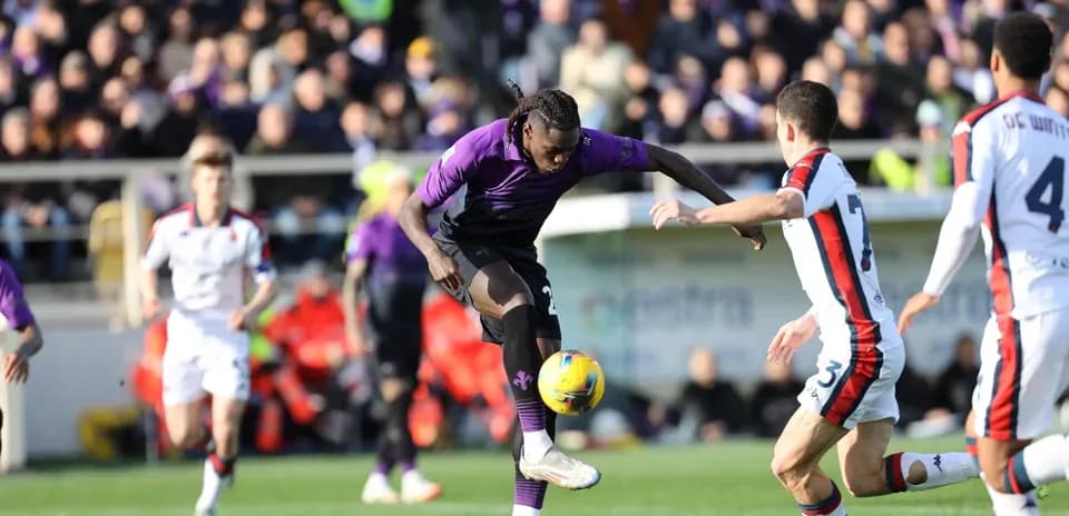 Fiorentina player dribbling against Genoa team