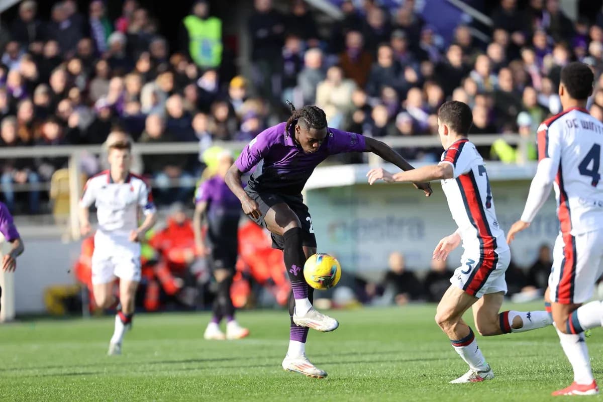 Fiorentina player dribbling against Genoa team