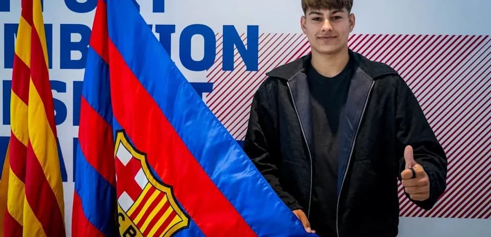 Player holding FC Barcelona flag at announcement event