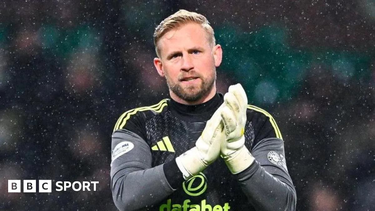 Goalkeeper clapping in snowy match conditions Goalkeeper clapping in snowy match conditions