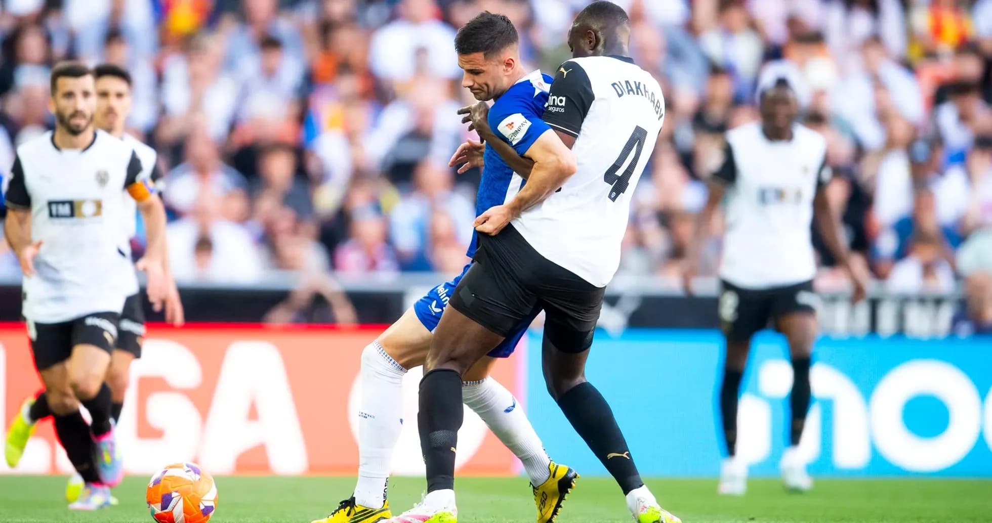 Athletic Club player challenges Valencia opponent Athletic Club player challenges Valencia opponent
