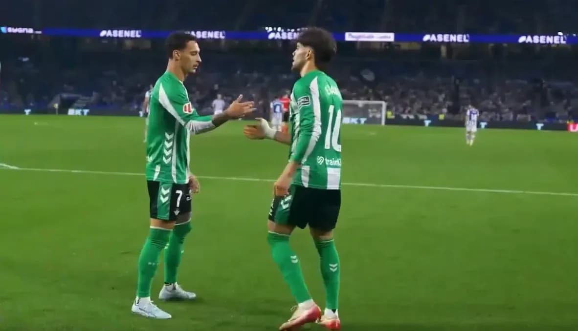 Real Betis players discussing during match Real Betis players discussing during match