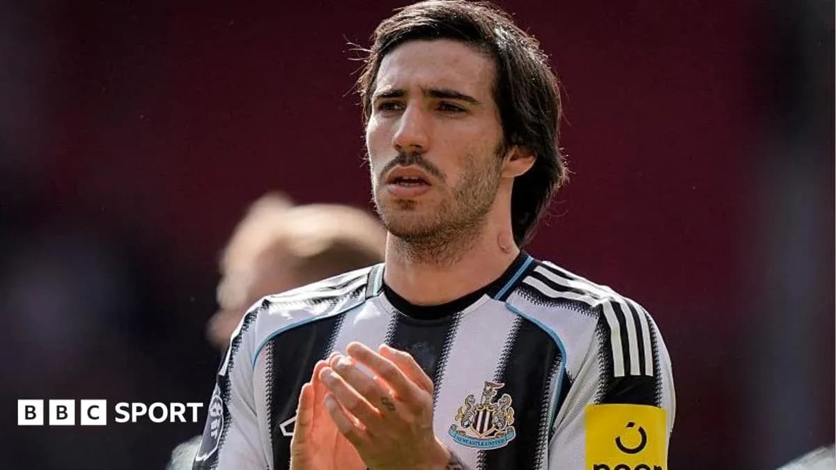 Player applauding in Newcastle United jersey Player applauding in Newcastle United jersey