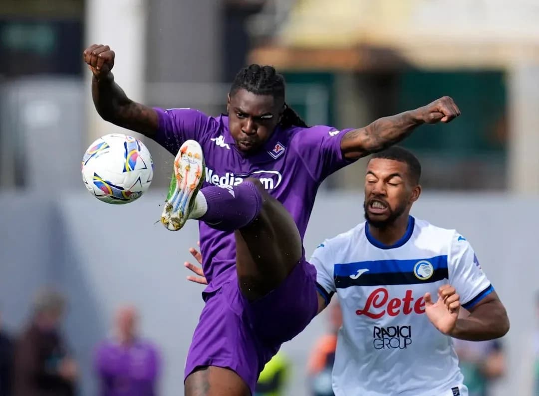 Fiorentina player kicking the ball against Atalanta Fiorentina player kicking the ball against Atalanta