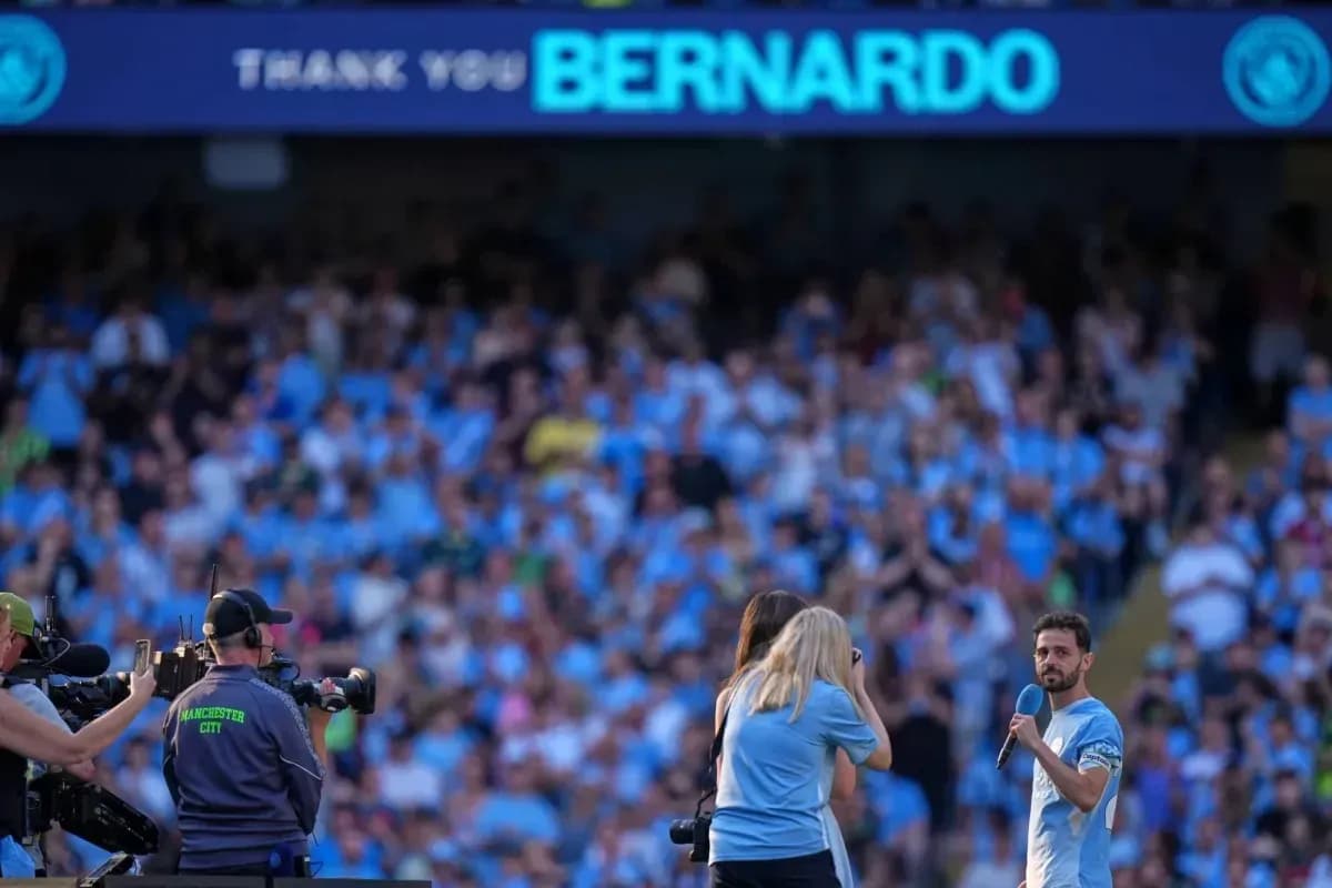 Bernardo Silva speaking to fans during farewell event Bernardo Silva speaking to fans during farewell event