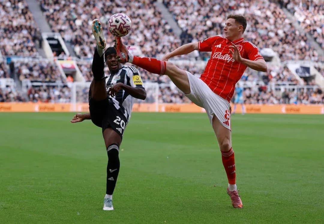 Players contesting for the ball during match Players contesting for the ball during match