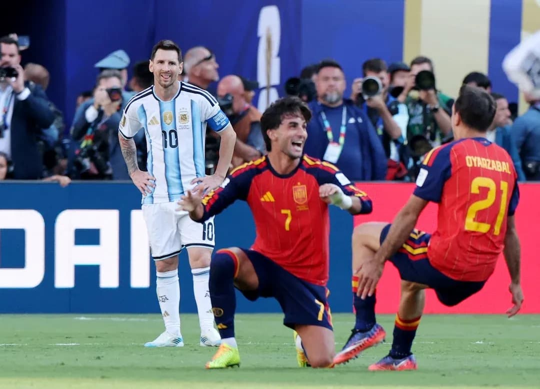 Messi smiling while Spain players celebrate Messi smiling while Spain players celebrate
